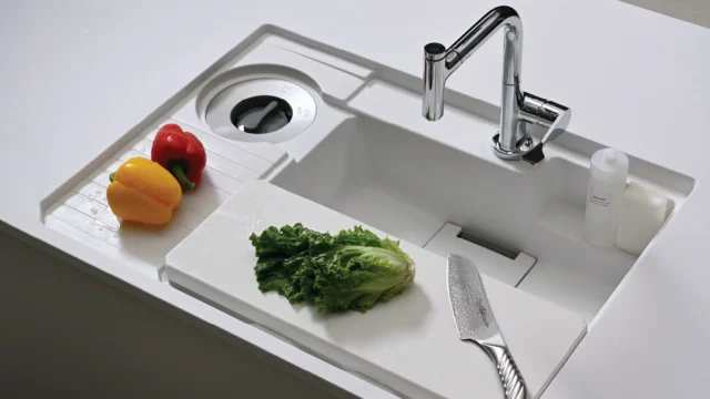 Vẻ đẹp của chậu rửa chén bằng Crystal Surface sau khi hoàn thiện gắn âm không mối nối vao bàn đá