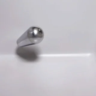 Khả năng chống va đập của chậu rửa chén bằng vật liệu Crystal Surface với quả cầu sắt 1kg