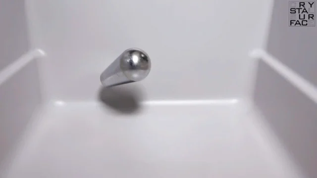 Khả năng chống va đập của chậu rửa chén bằng vật liệu Crystal Surface với quả cầu sắt 1kg