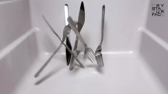 Khả năng chống xước của chậu rửa chén bằng vật liệu Crystal Surface khi rơi vật sắc nhọn