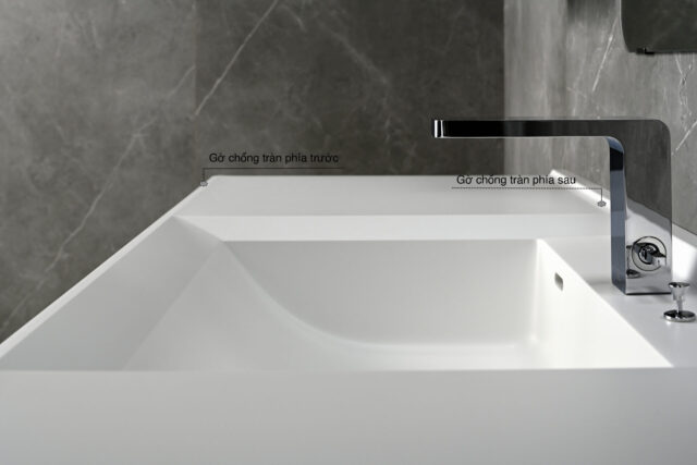 Gờ chống tràn phía trước và sau được ép liền khối với chậu
