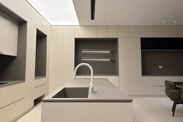 Mặt đá Ultra Surface được sử dụng trong công trình bếp tại Quảng Ninh