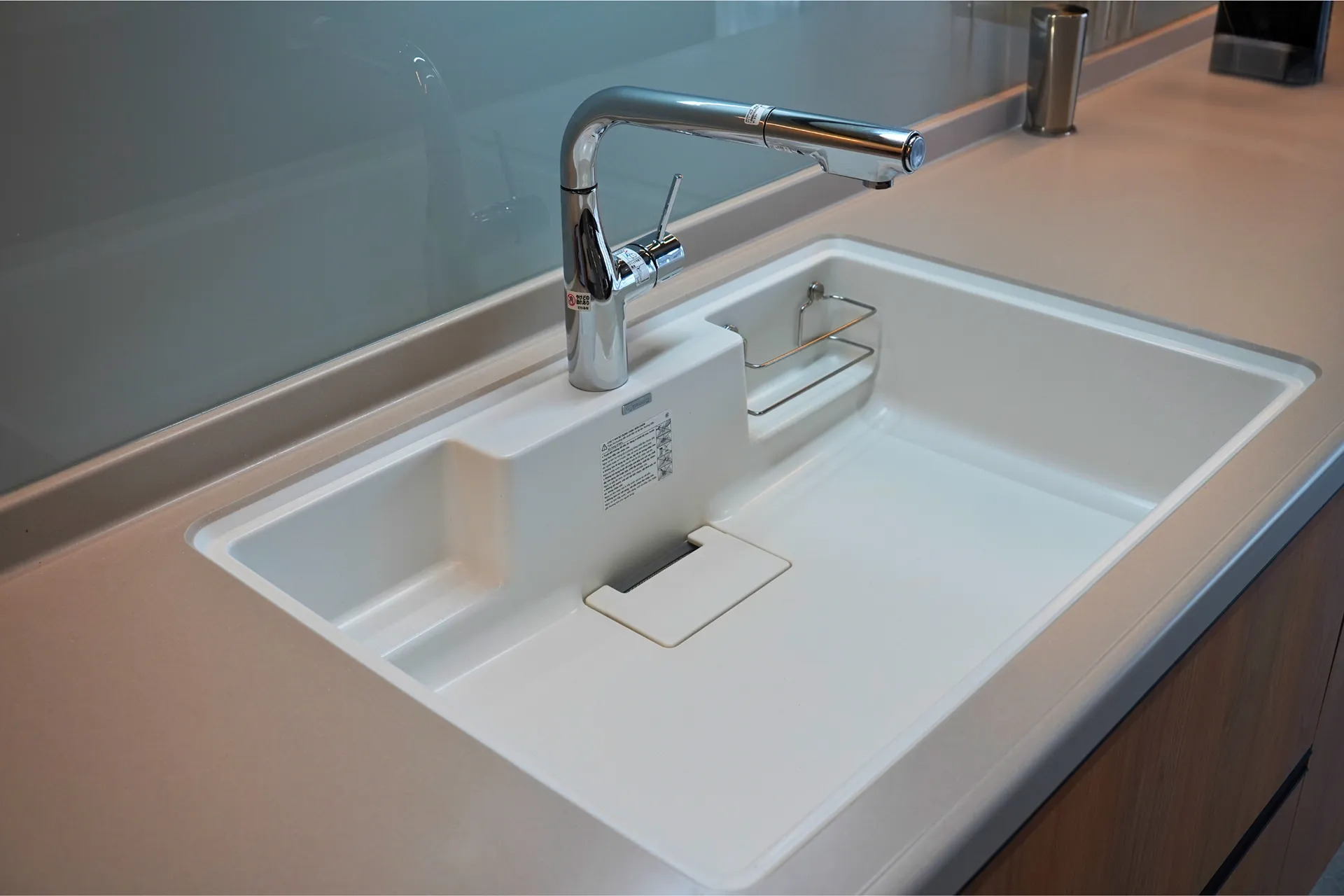 Mối nối liền khối giữa chậu CRYSTAL SURFACE và mặt đá cẩm thạch nhân tạo BMC Yoshimoto, sờ tay hoàn toàn liền mạch