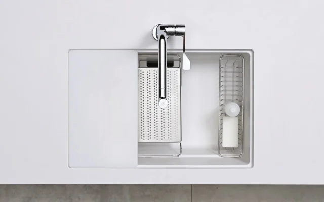 Chậu rửa chén workstation 1 hố của Yoshimoto tích hợp thớt, vỉ đa năng có thể trượt dọc trong lòng chậu.
