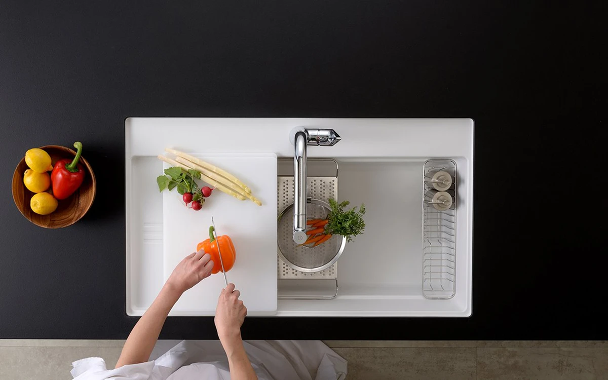 Chậu rửa chén CRYSTAL SURFACE Yoshimoto với đầy đủ phụ kiện để sơ chế ngay trong lòng chậu.