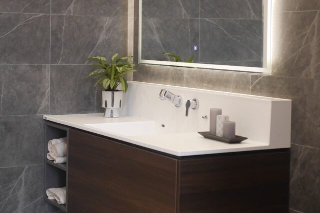 Chậu rửa mặt liền khối lưng cao DH của Yoshimoto tại Showroom KitchenTown, Hà Nội