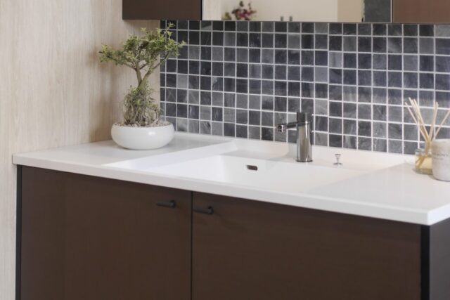 Chậu rửa mặt liền khối SQ của Yoshimoto tại Showroom KitchenTown, Hà Nội