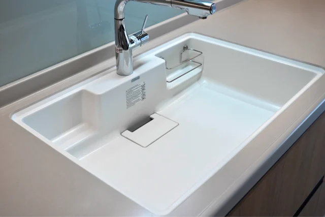 Chậu rửa chén đá Yoshimoto gắn âm liền khối trắng sạch sau thời gian sử dụng