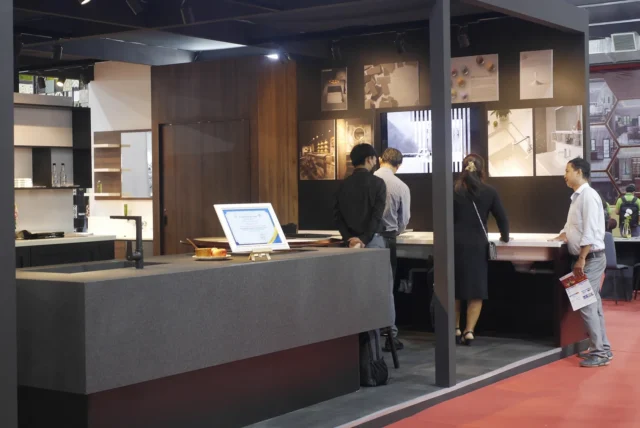 Khách tham quan trải nghiệm chậu rửa chén Yoshimoto