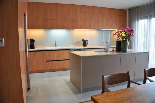 Toàn cảnh gian bếp biệt thự Hạ Long sử dụng bồn rửa chén đá Yoshimoto