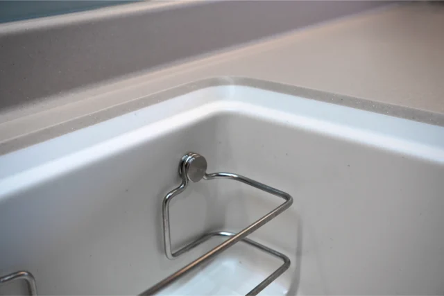 Mối nối âm liền khối giữa bồn rửa chén đá và mặt đá bếp Yoshimoto