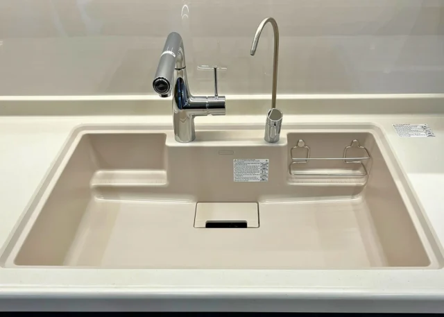 Chậu rửa chén Yoshimoto được lắp âm liền khối vào mặt bàn bếp tại công trình Mê Linh, Hà Nội, Việt Nam
