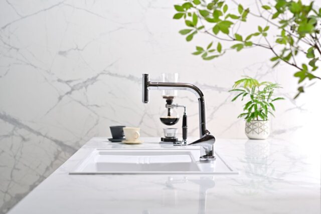 Gian bếp trắng hiện đại với chậu rửa chén đá nhân tạo Crystal Surface, mã HS950 của Yoshimoto