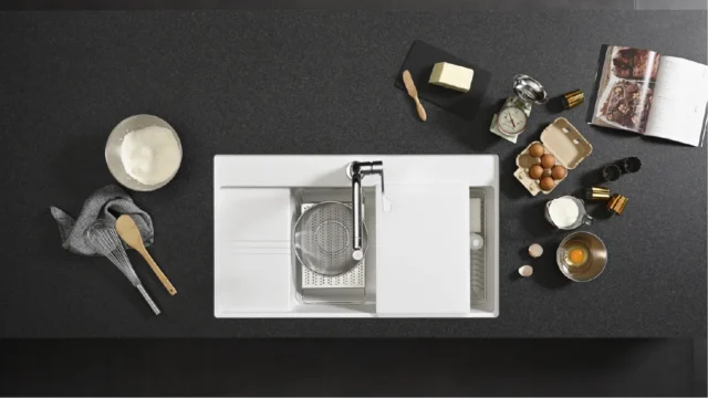 Phụ kiện chậu rửa chén giúp cho việc tổ chức công việc trong bếp được hiệu quả hơn