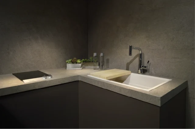 Chậu rửa chén đá lắp dương trên mặt đá bếp