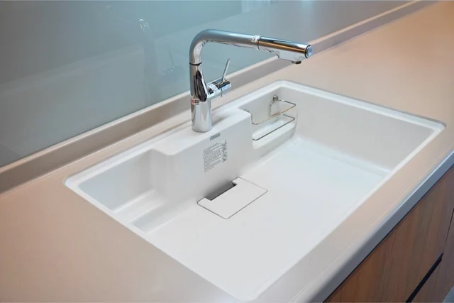 Bồn rửa chén đá nhân tạo màu sáng cho căn bếp hiện đại.