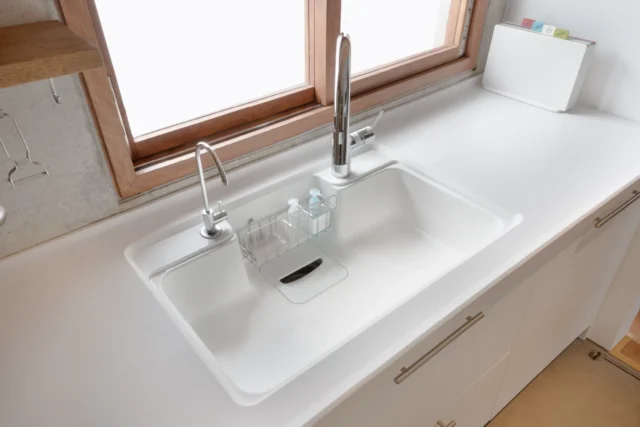 Chậu rửa chén đá lắp âm cho vẻ đẹp thống nhất với mặt bếp