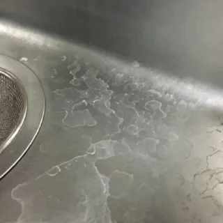 Vết cặn canxi cứng đầu trong bồn rửa chén