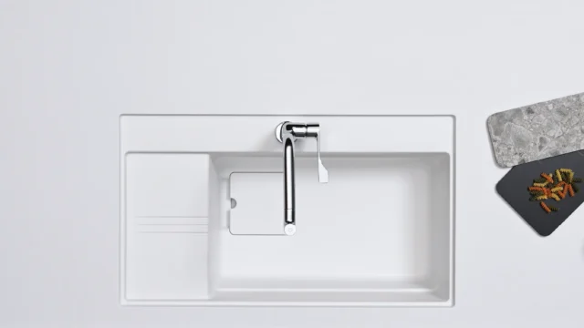 Chậu rửa chén bằng vật liệu chống bám cặn canxi của Yoshimoto Global