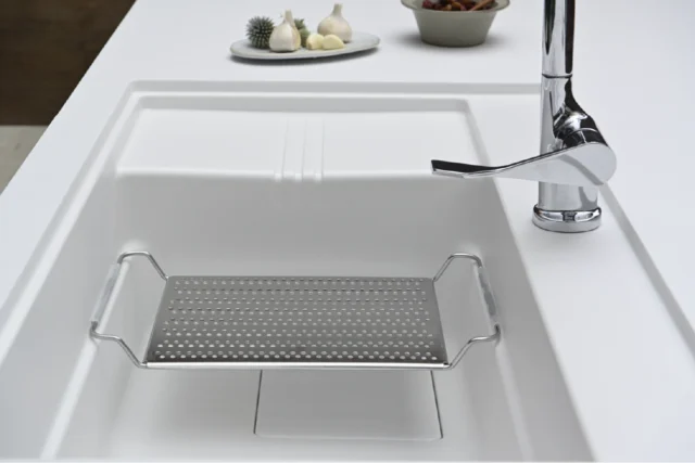 Chậu rửa chén CRYSTAL SURFACE Yoshimoto tại showroom, bề mặt kín không lỗ rỗng chống ố