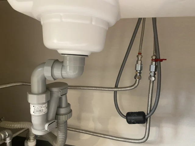 Mối nối xiphông chậu rửa chén đá - vị trí thường xuyên rỉ nước cần kiểm tra định kỳ
