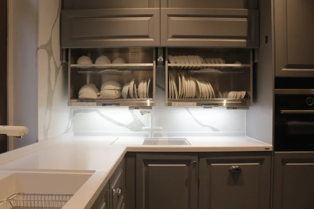 Bếp chữ L thường thấy ở layout cung cư cao cấp