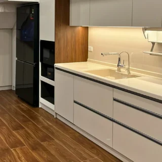 Bếp phong cách Nhật Bản tại nhà phố Mê Linh, Hà Nội - chậu CRYSTAL SURFACE HS810 liền khối mặt đá BMC Yoshimoto