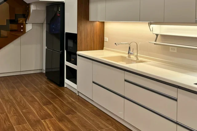 Bếp phong cách Nhật Bản tại nhà phố Mê Linh, Hà Nội - chậu CRYSTAL SURFACE HS810 liền khối mặt đá BMC Yoshimoto