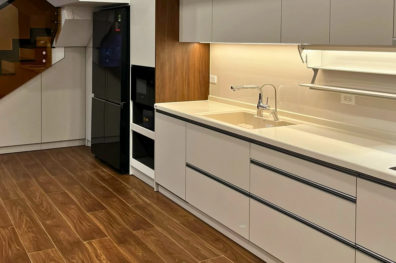 Bếp phong cách Nhật Bản tại nhà phố Mê Linh, Hà Nội - chậu CRYSTAL SURFACE HS810 liền khối mặt đá BMC Yoshimoto