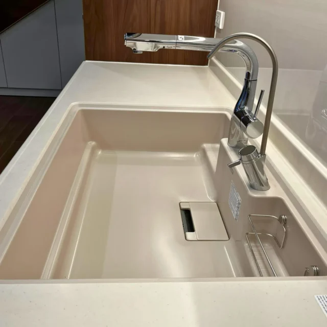 Bề mặt chậu CRYSTAL SURFACE sạch sẽ sau khi sử dụng với gia vị Việt, không ố vàng