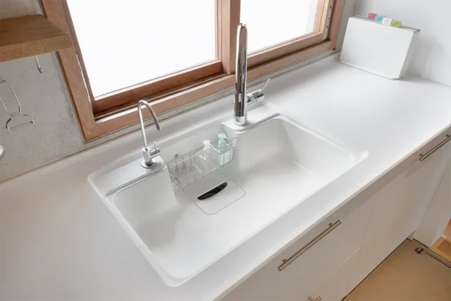 Chậu rửa chén Yoshimoto được gắn âm liền khối vào mặt đá bếp trong công trình bếp Thái Nguyên