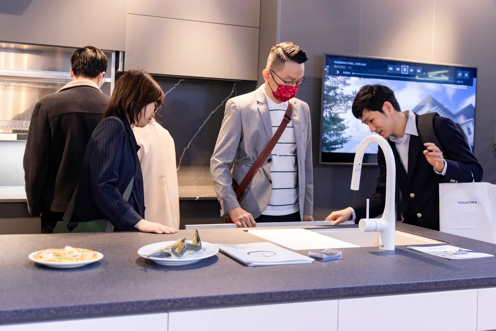 Khách hàng đang xem chậu rửa chén đá ở Showroom Yoshimoto - KitchenTown tại Hà Nội 