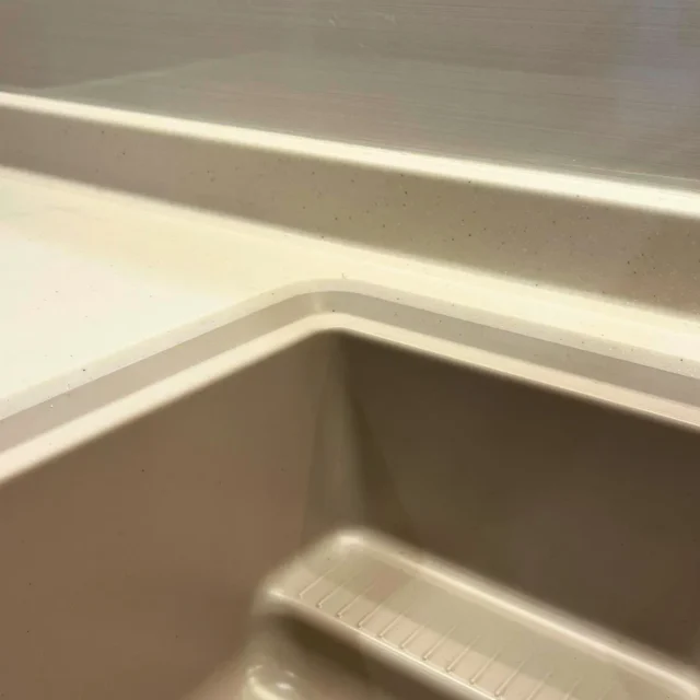 Bề mặt liền khối giữa chậu CRYSTAL SURFACE HS810 và mặt đá BMC Yoshimoto, không đường viền silicon