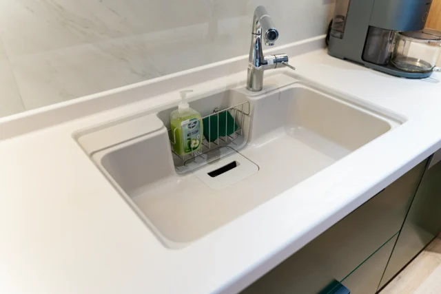 Mặt bếp EK với gờ chốn tràn phía trước và phía tường được đúc liền khối