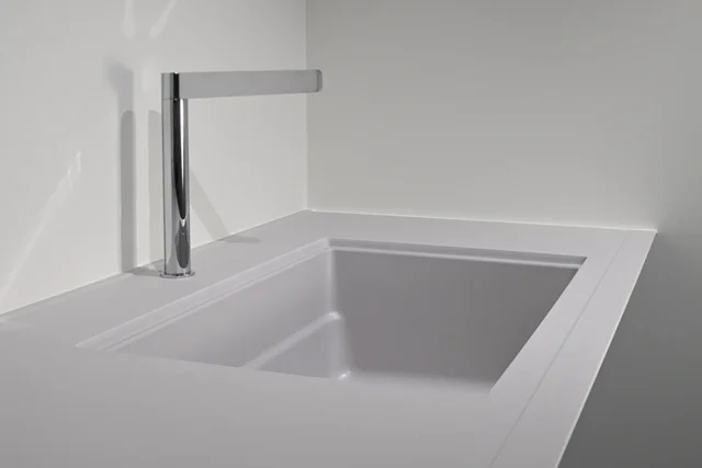 Chậu rửa chén đá một hố gắn âm liền khối vào mặt đá bếp biên dạng Marine Edge.