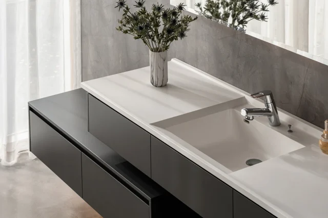 Chậu rửa mặt liền khối SQ tại Showroom đối tác Mỹ Khang