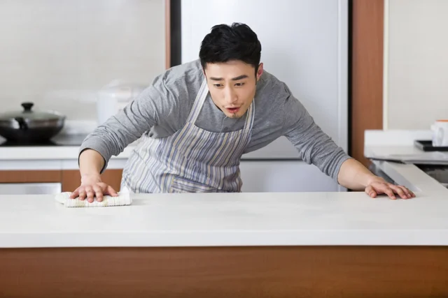 Lau bếp thường xuyên để giữ cho bếp trắng sạch