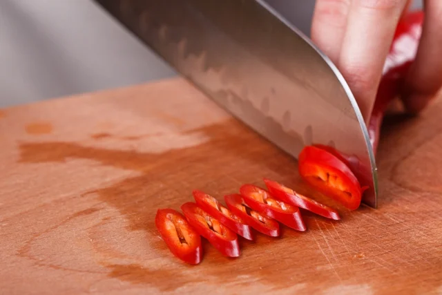 Luôn dùng thớt để thái nghệ, ớt, thực phẩm đậm màu