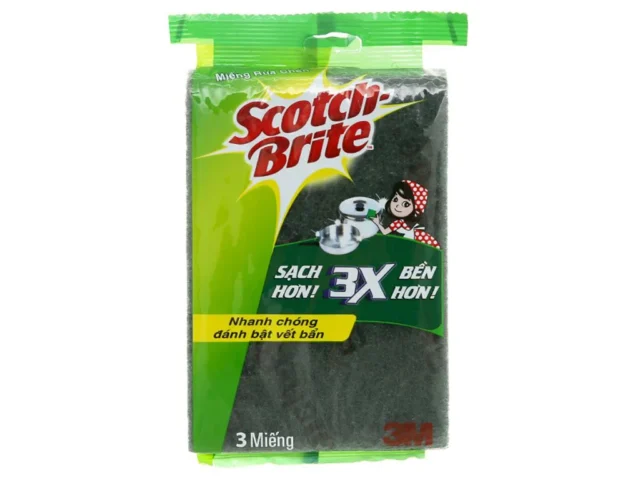 Dùng miếng rửa chén Scotch Brite để đánh bóng mặt bếp đá nhân tạo BMC sau khi xử lý bằng giấy nhám