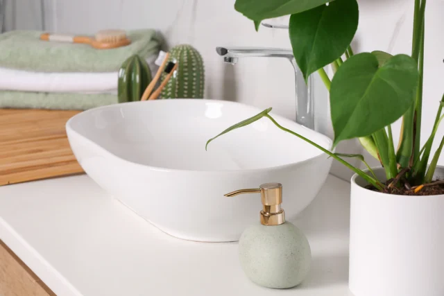 Lằn nối dễ bị đen giữa chậu sứ và mặt đá 