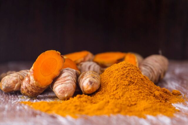 Nghệ, nguyên liệu nấu ăn thường gặp trong bếp Việt, cũng là tác nhân gây ố cứng đầu Nhất.