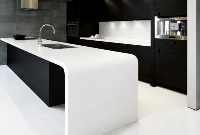Mặt bếp Solid Surface với khả năng uốn cong đặc trưng