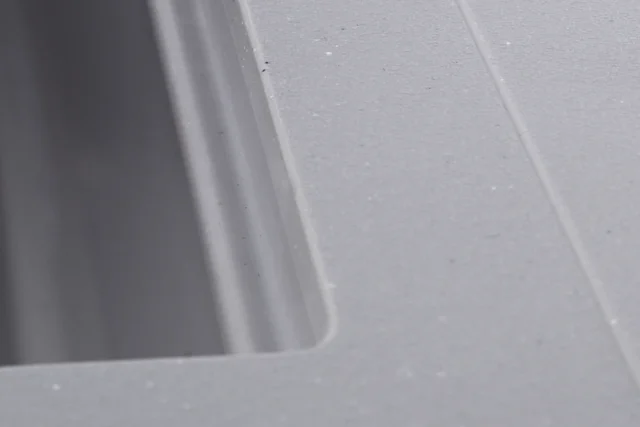 Cận cảnh chậu rửa chén đá Crystal Surface khi lắp âm mặt bếp Crea Surface