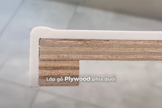 Lớp gỗ plywood dán phía dưới mặt đá