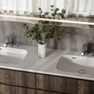 Lavabo đôi: 2 chậu âm bàn UR3854 gắn liền khối dưới một mặt đá Yoshimoto màu trắng, tủ gỗ treo tường