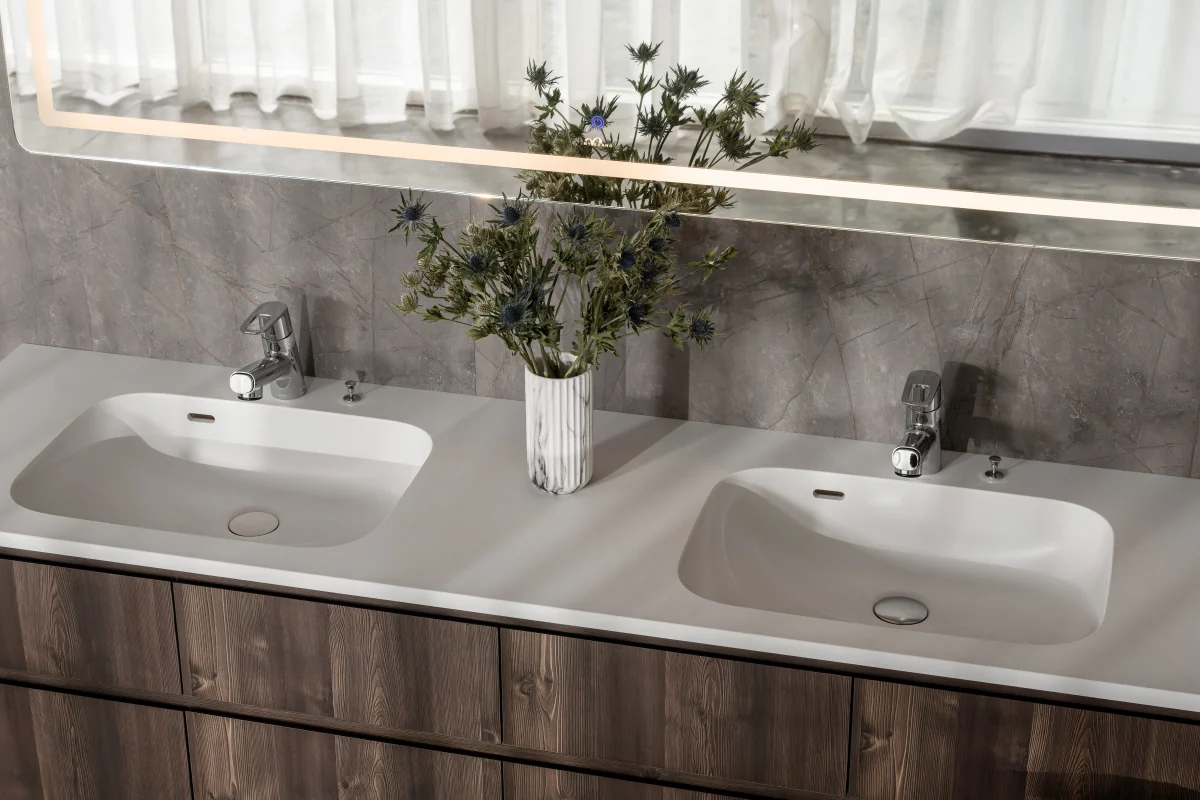 Lavabo đôi: 2 chậu âm bàn UR3854 gắn liền khối dưới một mặt đá Yoshimoto màu trắng, tủ gỗ treo tường