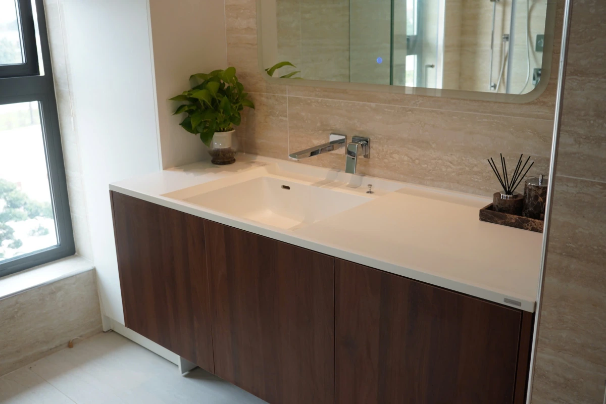 Lavabo liền khối SQ chậu lệch trái trên tủ gỗ màu óc chó, vòi gắn tường, phòng tắm biệt thự Hà Nam