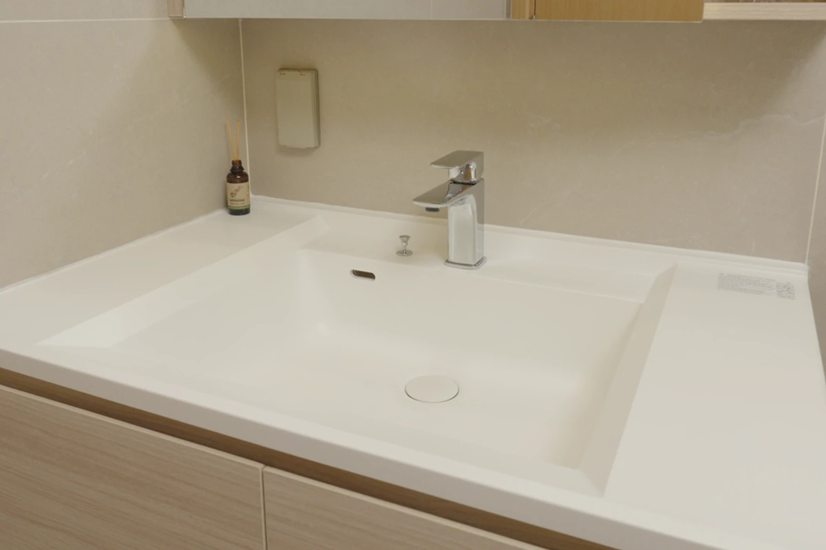 Lavabo liền khối SQ lòng chậu vuông, kệ đặt vòi thấp hơn mặt đá, phòng tắm phụ căn hộ Sala