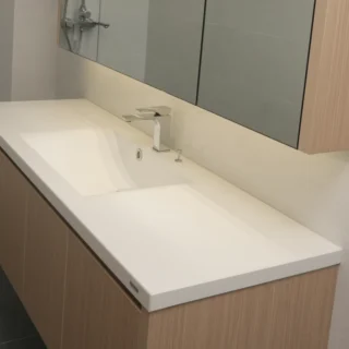 Lavabo liền khối TQ trắng trên tủ gỗ treo tường, chậu lệch trái, phòng tắm nhà phố Quận 7