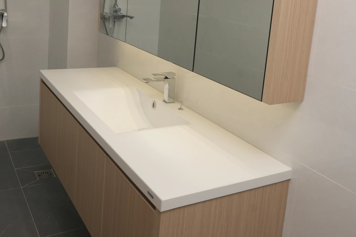 Lavabo liền khối TQ trắng trên tủ gỗ treo tường, chậu lệch trái, phòng tắm nhà phố Quận 7